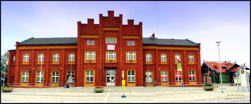 Das Empfangsgebude des Bahnhof Rathenow von der Straenseite her gesehen.