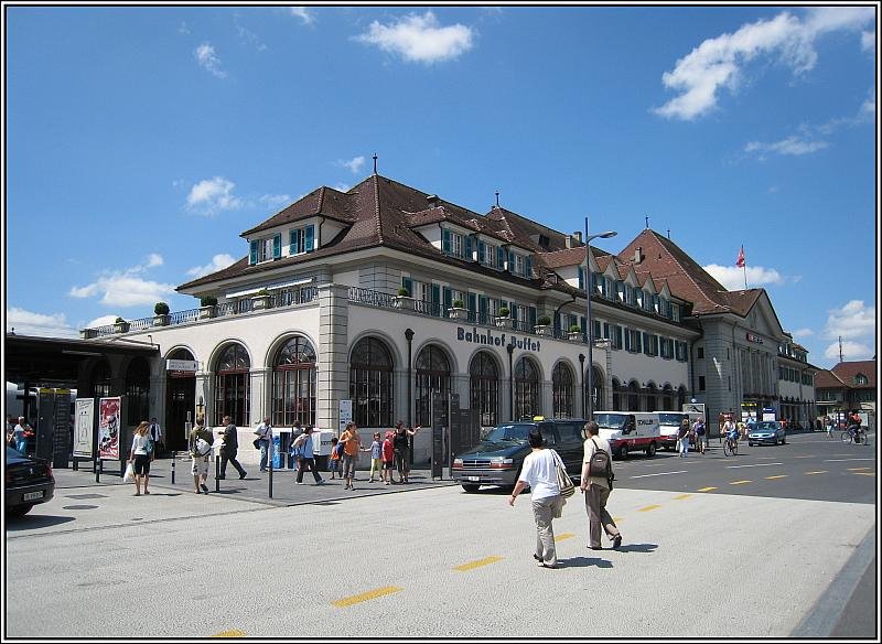 Das Empfangsgebude des Bahnhof in Thun, aufgenommen am 23.07.2008.