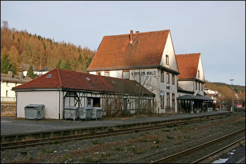 Das  Empfangsgebude  des Bahnhofes Brilon-Wald. Trotz des schlechten eindruckes ist der Bahnhof ein wichtiger Umsteigebahnhof fr die Touristen Richtung Willingen.
