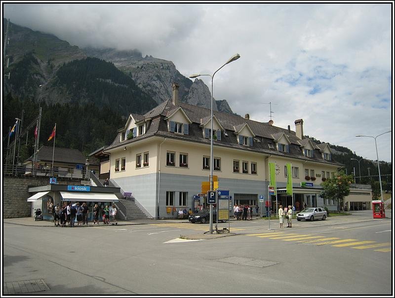 Das Empfangsgebude des Bahnhofs von Kandersteg, aufgenommen am 27.07.2008.