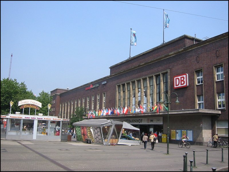 Das Empfangsgebude von Dsseldorf Hbf am Konrad-Adenauer-Platz, aufgenommen am 14.06.2006.