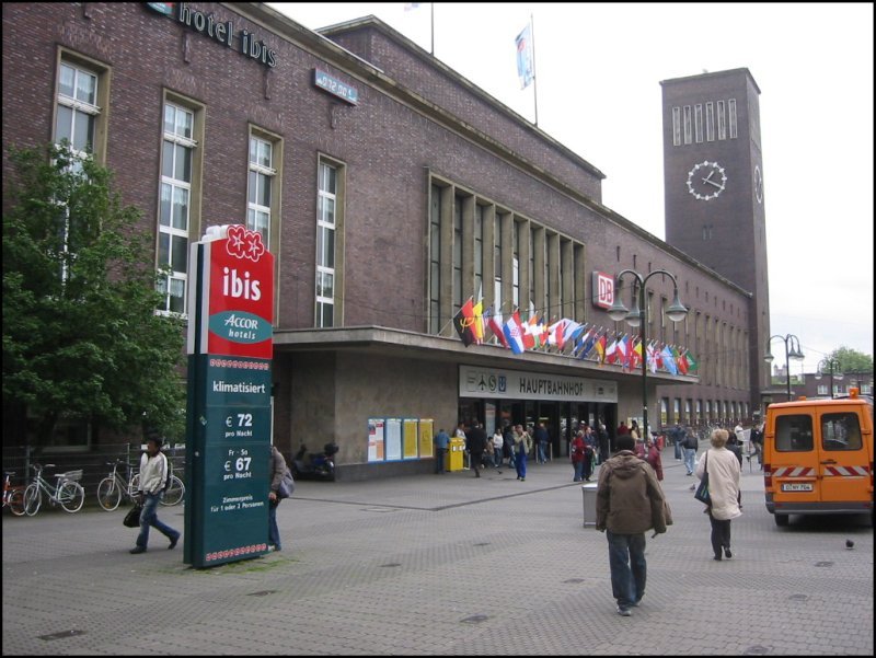 Das Empfangsgebude von Dsseldorf Hbf am Konrad-Adenauer-Platz, aufgenommen am 31.05.2006