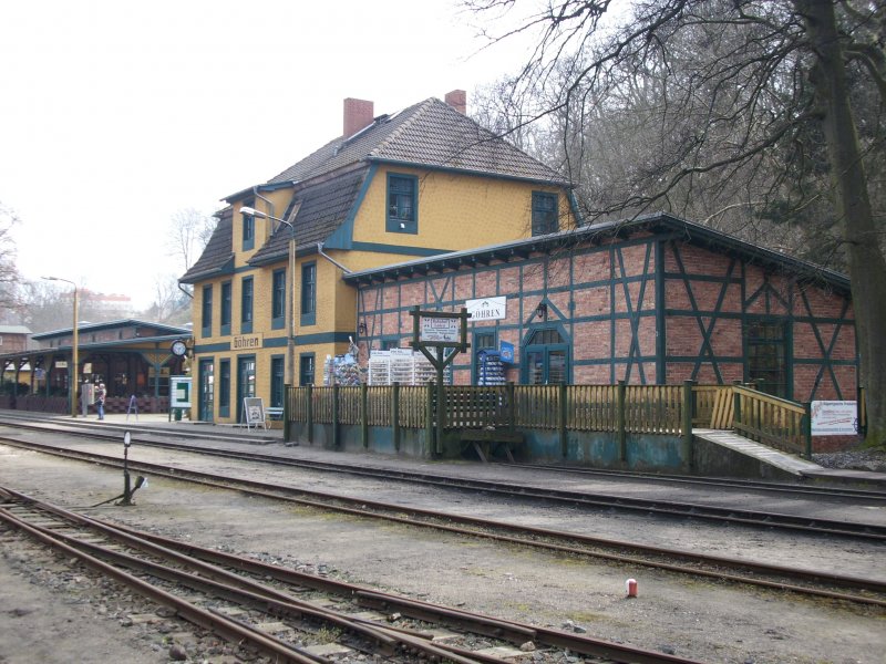 Das Empfangsgebude vom End-und Anfangsbahnhof Ghren am 22.05.2008.