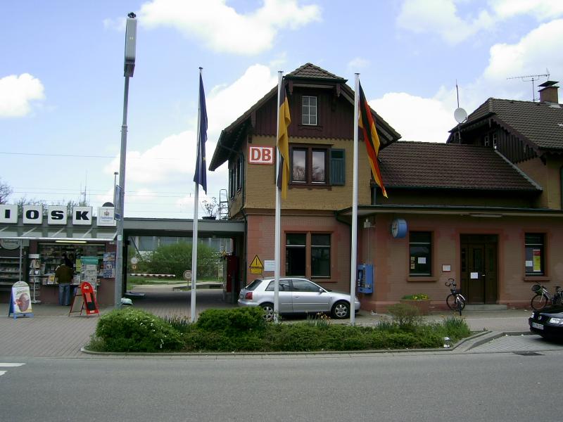 Das Empfangsgebude von Kirchzarten (April 2006)