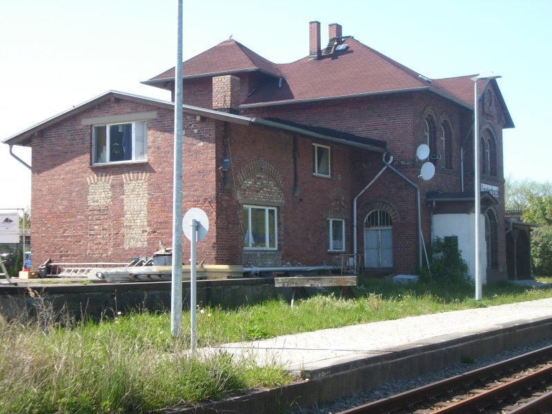 Das Empfangsgebude von Lauterbach am 10.05.2008.Lauterbach ist kein Bahnhof mehr hier gibt es keine Weichen mehr.Nur wenige Meter weiter befindet sich die Endstation Lauterbach-Mole.