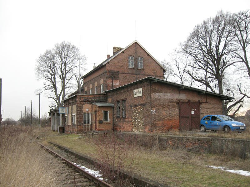 Das Empfangsgebude mit angebautem Gterschuppen des Bhf Prsten. Hier mndete bis 1998 die Strecke von Leipzig-Plagwitz in die Strecke Grokorbetha - Deuben auf der auch schon seit 1999 der Personenverkehr eingestellt ist.