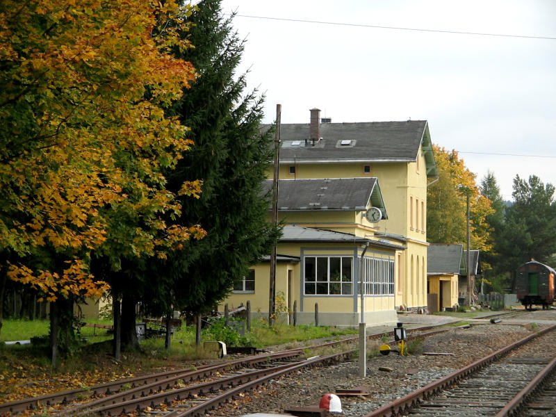 Das Empfangsgeb�ude von Schlettau samt Stellerei. Einige B�ume stehen schon im Lichtraumprofil. 03.10.07 