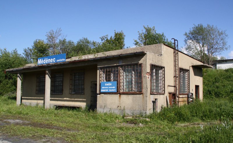 Das Empfangsgebudeebude des Bahnhofs Medenec zsatafka an der Strecke Weipert (Vejprty) Komotau (Chomotov) am 10.06.09. Hier befand sich einst der Anschluss zu einen Kupferbergwerk.