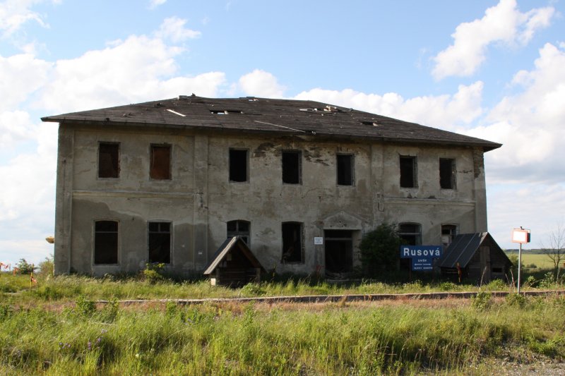 Das Empfangsgebudeebude des Bahnhofs Rusova an der Strecke Weipert (Vejprty) Komotau (Chomotov) am 10.06.09. Der Bahnhof liegt in der nhe des Pressnitz Stausee, in dessen fluten einst die freie Bergstadt Prenitz versunken ist!