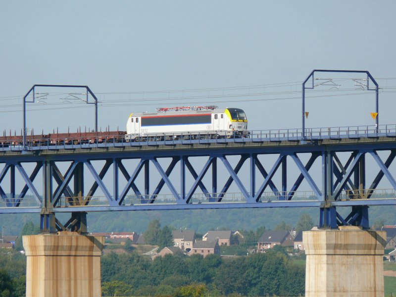 Das Ende eines gemischten G�terzugs bildete die neue SNCB-Lok 1812, die nach Belgien �berf�hrt wird. Aufgenommen am 26/09/2009 auf dem Viadukt von Moresnet.