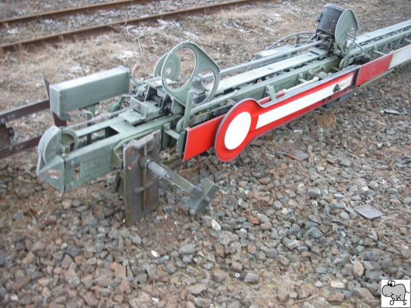 Das Ende eines langen Lebens. Im Dezember 2007 wurden smtliche Formsignale in Coburg abgebaut und durch moderne Lichtsignale ersetzt. Die alten Signale wurden im Gterbahnhof zwischengelagert, bevor sie verschrottet wurden. Das Bild zeigt ein Signal welches schen seines oberen Flgels beraubt wurde am 22. Dezember 2007 im Gterbahnhof.