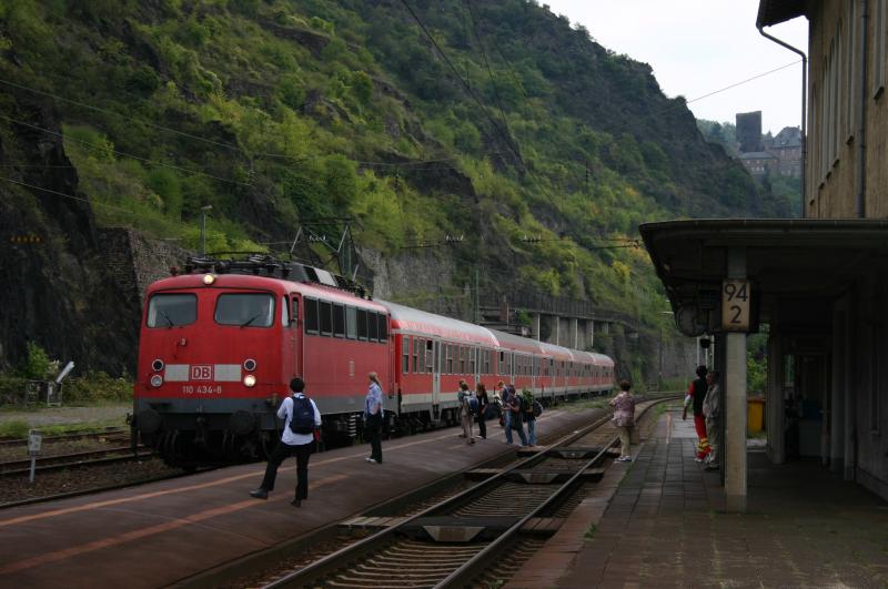 Das ist das Ende der einstmals so formschnen und schnellen E 112
vor einem Regional Zug der an jeder Mlltonne hlt. Bahnhof St.Goarshausen am 14.8.05 