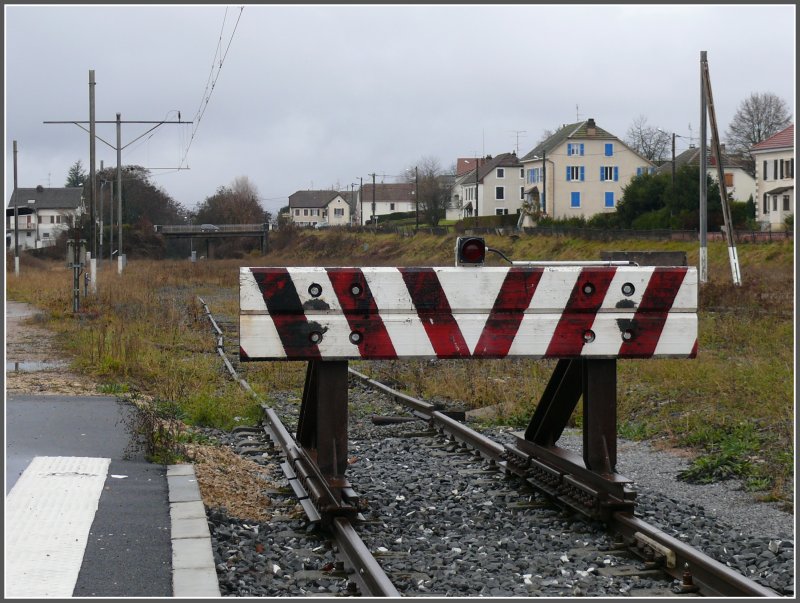 Das Ende der Schweiz und der Beginn von Frankreich, der Grande Nation. Damit niemand auf die Idee kommt noch etwas weiter zu fahren, wurden die verbleibenden Schienen gleich in Stcke geschnitten. Streckenende in Delle(F) (23.11.2007)