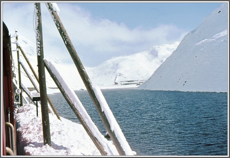 Das Ende der Zahnstangenstrecke von Ntschen herauf ist erreicht und der Blick geht ber den See zur Station Oberalppasshhe-Calmot 2033m /M. (Archiv 14.10.1975)