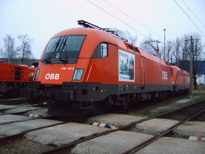 Das Erkennungsmerkmal der 1116 112 ist der grosse Aufkleber   160 Jahre Ostbahn   auf einer Seite. Diese Maschiene stand am 17.03.2007 in der Zugfrderung Wels.