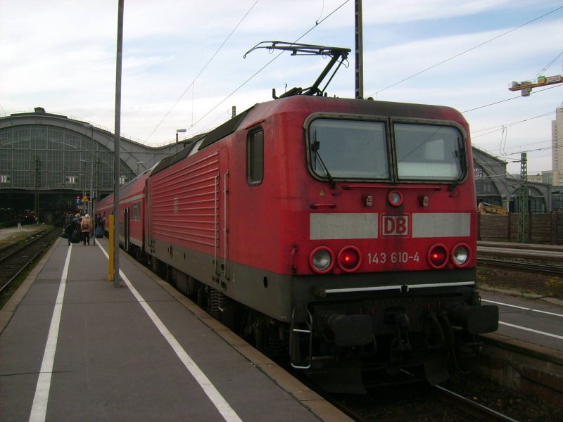 Das ist der Ersatz-D-Zug fr die ausgefallenen ICEs. Da hat man ja mehr Komfort in den normalverkehrenden Zgen des Nahverkehrs von DB Regio nach Dresden! 143 610 ist am 08.11.08 im Hbf Leipzig angekommen.