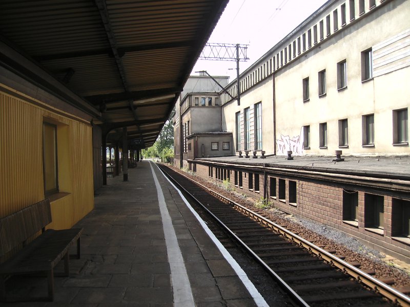 Das ist der erste und einziger Bahnsteig im Bytom HBF der nicht unter dem grosen Runddach aus Wellblech steht! Von diesem Bahnsteig fahren hufig die Zge Katowice-Kluczbork, Kluczbork-Katowice!