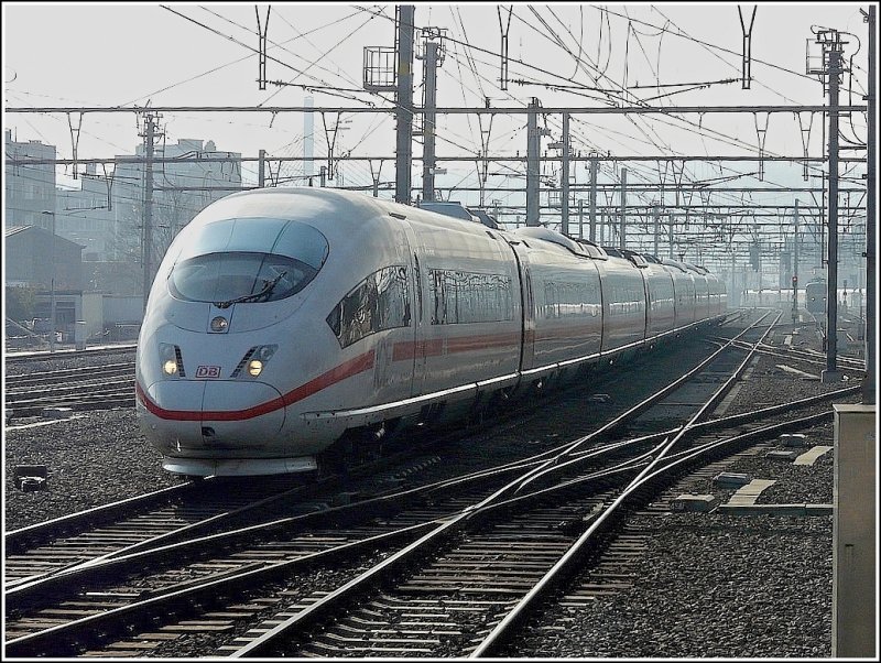 Das erste Highlight des Tages in Belgien kam in Form des ICE 16 aus Richtung Kln, welcher im morgendlichen Dunst in den Bahnhof Lige Guillemins einfhrt. 30.03.09 (Jeanny)
