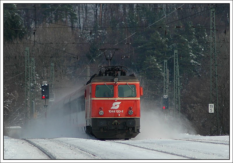 Das erste Objekt der Begierde gestern am 17.11.2007 war 1044 120 welche den OIC 642  Hotel Ibis  von Wien West nach Salzburg bespannte. 4 1044er gibt es noch im blutorangen Altlack, 1044 040 befindet sich zu Zeit aber in Linz und erhlt eine T3. Im Zuge dieser Arbeiten wurden in der Vergangenheit alle Maschinen der Rh 1044 umlackiert und erhielten das sg. Vallusekdesign. 1044 040 soll das TS Werk dem Vernehmen nach allerdings in Ursprungsausfhrung verlassen.