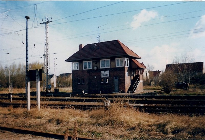 Das Fahrdienstleiterstellwerk B1  in Barth im April 1997.