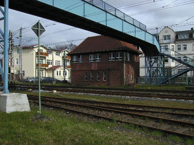 Das Fahrdienstleiterstellwerk von Bergen/R�gen an der Ausfahrt Lietzow am 06.04.2008