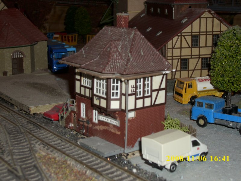 Das Fahrdienstleiterstellwerk im Talbahnhof stammt von Kibri.