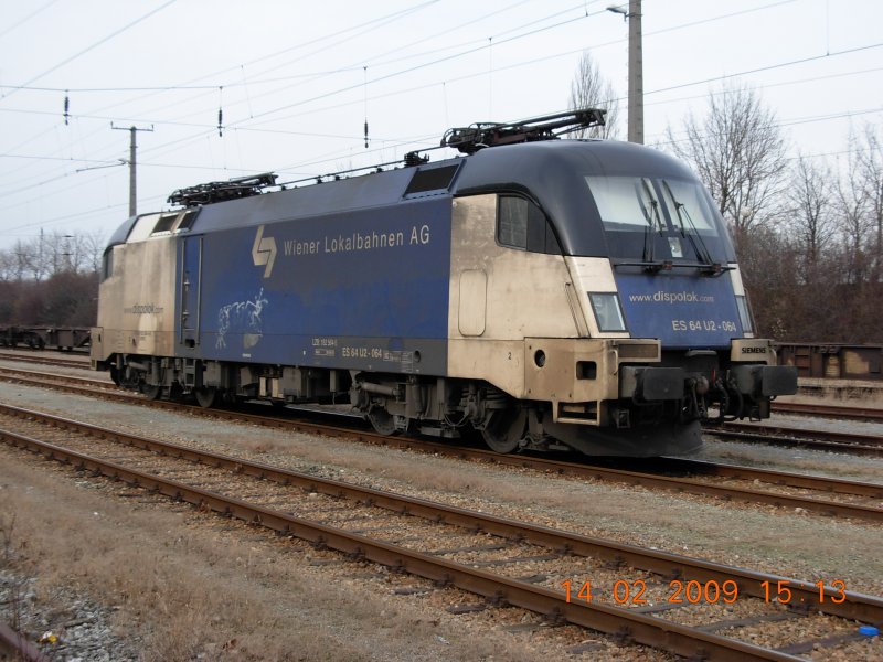 Das Fahrzeug ES 64 U2 - 064 der Wiener Lokalbahnen war am 14.2.2009 auf dem Donauuferbahnhof in Wien abgestellt. Bemerkenswert sind die beiden schwarzen Fhrerstnde. In der Mitte wurden offenbar die Beschmierungen, von denen die Loks der WLB hufig betroffen sind, entfernt. Generell kann gesagt werden, da den Fahrzeugen des Unternehmens ein gelegentlicher Kontakt mit Wasser nicht schaden wrde.