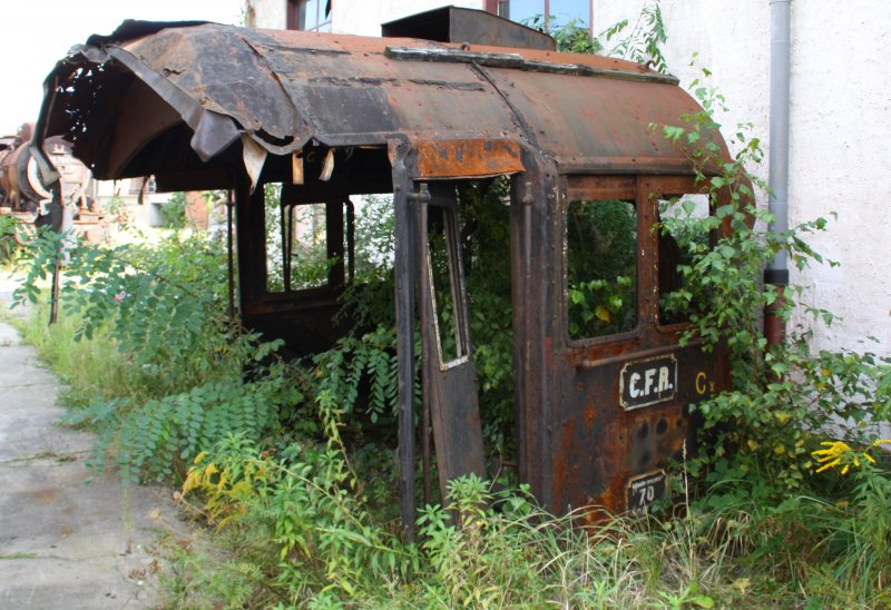 Das Fhrerhaus einer weiteren ex CFL 50 (ehemals preuische G10) im ehemaligen BW Falkenberg oberer Bahnhof. Die Sammlung ist nur an wenigen Wochenenden im Jahr zugnglich, hier soll aber in naher Zukunft ein Eisenbahnmuseum entstehen. (12.09.09) 