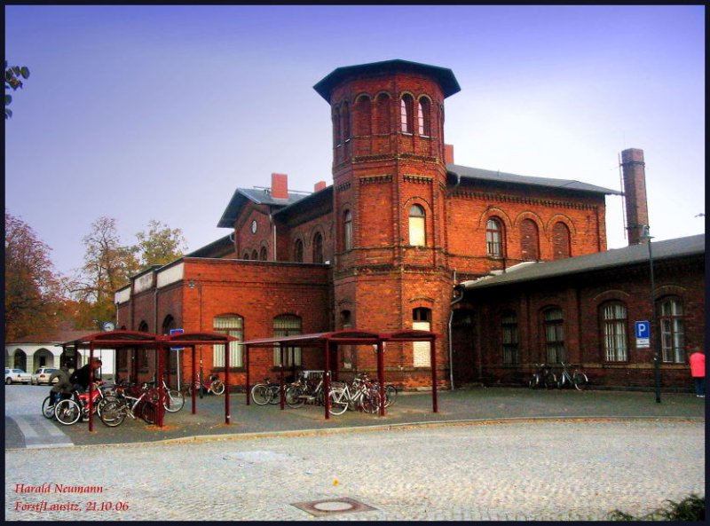 Das Forster Empfangsgebude hat das in Sdbrandenburg typische preuische Backsteinaussehen mit Turm.