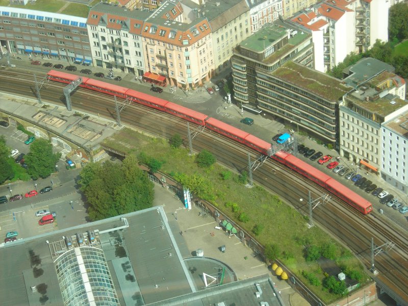 Das Foto dieser S-Bahn wurde vom Berliner Fernsehturm aus geschossen.
