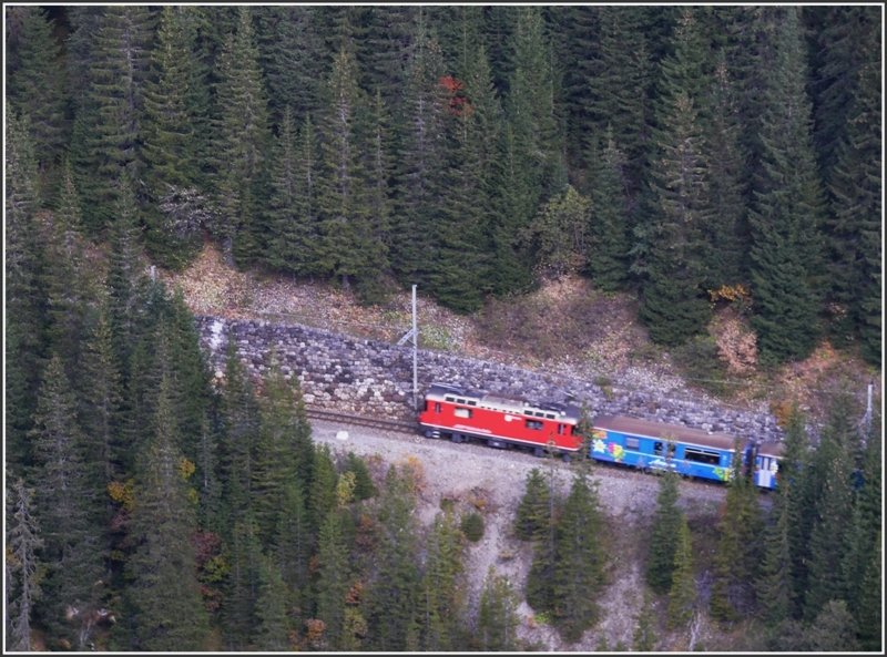 Das Foto wurde von der gegenberliegenden Talseite aufgenommen, wo ich mich zum Pilze sammeln aufhielt. Anhand der Zge der Arosabahn merkt man erst, dass schon wieder eine Stunde vergangen ist. (14.10.2008)
