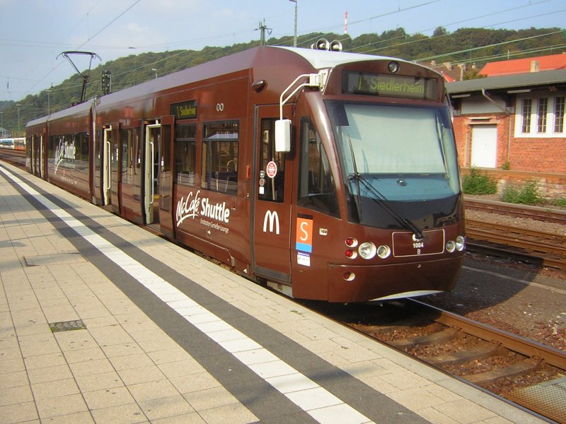 Das Foto zeigt einen Saarbahn Zug mit MC Donalds Werbung. Das Foto wurde auf dem Bahnhof Brebach gemacht.