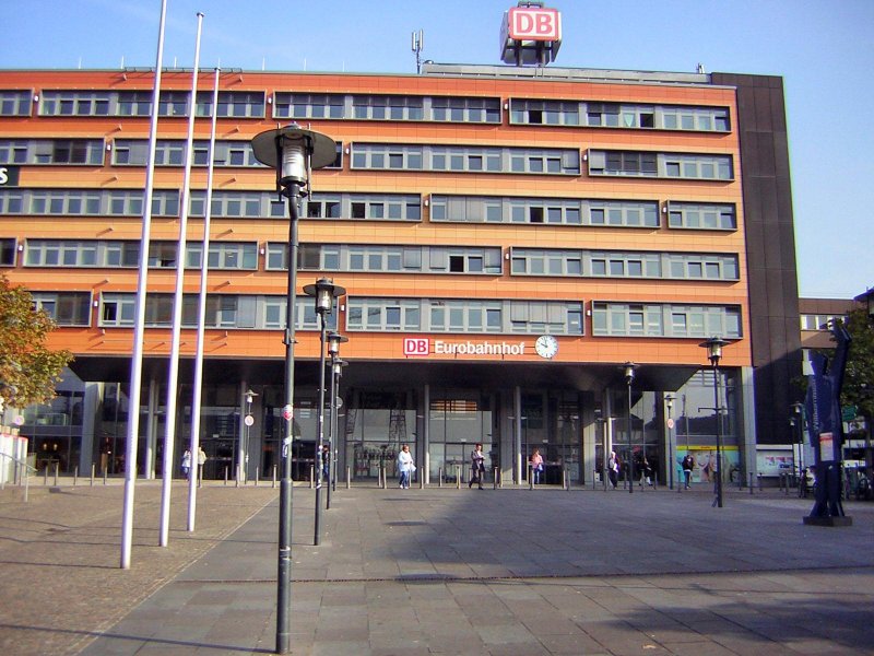 Das Foto zeigt den Eurobahnhof von Saarbr�cken. Mir kommt es bei diesem Foto auf die Neugestaltung des Bahnhof Haupteingang an. Es wurde gerade ein neues Vordach mit Uhr und der bezeichnung Eurobahnhof fertig gestellt.