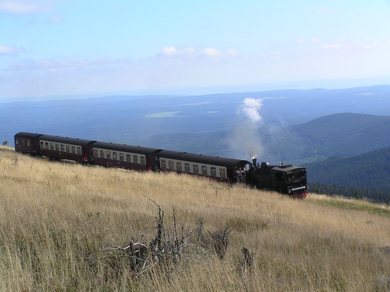 Das Foto zeigt eine historische Dampflok -eine Sonderfahrt der HSB- auf der R�ckfahrt vom Brocken nach Wernigerode! Am 09.September auf genommen! 
Randinformation: F�r 24 EUro kommt man von jeder HSB-Station aus zum Brocken! Ab Drei-Annen-Hohne fahren bis November fast alle 50 Minuten Z�ge zum BRocken, ab Wernigerode zwar durchgehend, aber von da nur alle 2 Stunden, da manche Z�ge nur bis Drei-Annen-Hohne vom Brocken fahren und dann wieder auf den Brocken zur�ck!