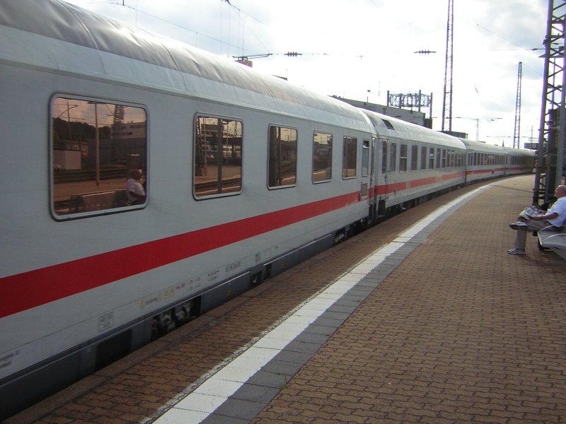 Das Foto zeigt mehrere ICE-Waggons. Mir gefllt die Aufnahme sehr gut,weil sie den Bahnsteig so schn ausfllt.