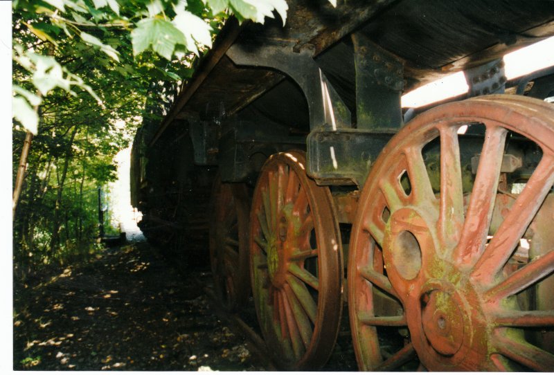 Das Foto zeigt die Reste eines Dampflokfahrwerks aufgenommen im Aug.1999 in Hermeskeil