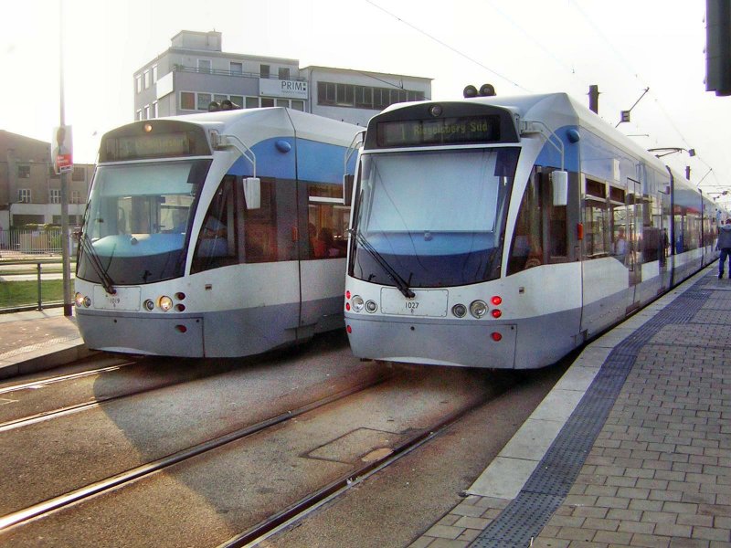 Das Foto zeigt die Saarbahn an der Haltestelle Rmerkastell. Das Bild wurde am 26.09.2009 aufgenommen.