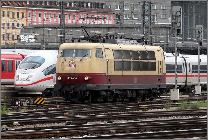Das frühere Flagschiff der DB -

... neben dem aktuellen: BR 103 und ICE 3 im Hauptbahnhof München. Bildversion 2: Mehr auf die Lok fokusiert, die hier frei steht, dafür aber schon etwas zuviel von der Schnauze des ICEs verdeckt. 

16.05.2009 (M)