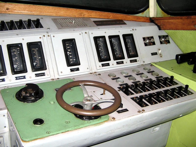 Das Fhrerpult des VT 18.16.03 im schsischen Eisenbahnmuseum Chemnitz, 27.10.07