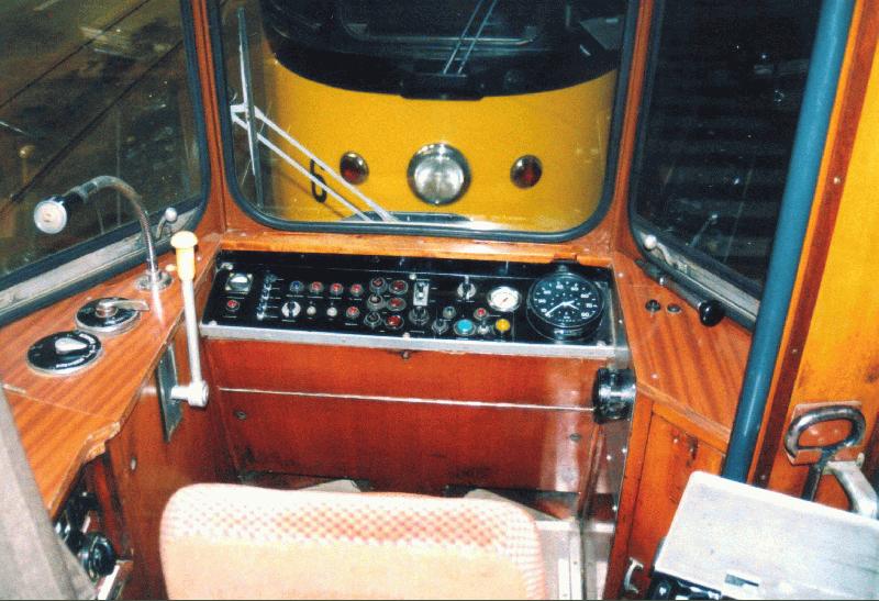 Das fr heutige Verhltnisse etwas antiquiert anmutende Cockpit des Ulmer Triebwagens Nr. 15 vom Typ GRW 4 (Maschinenfabrik Esslingen).