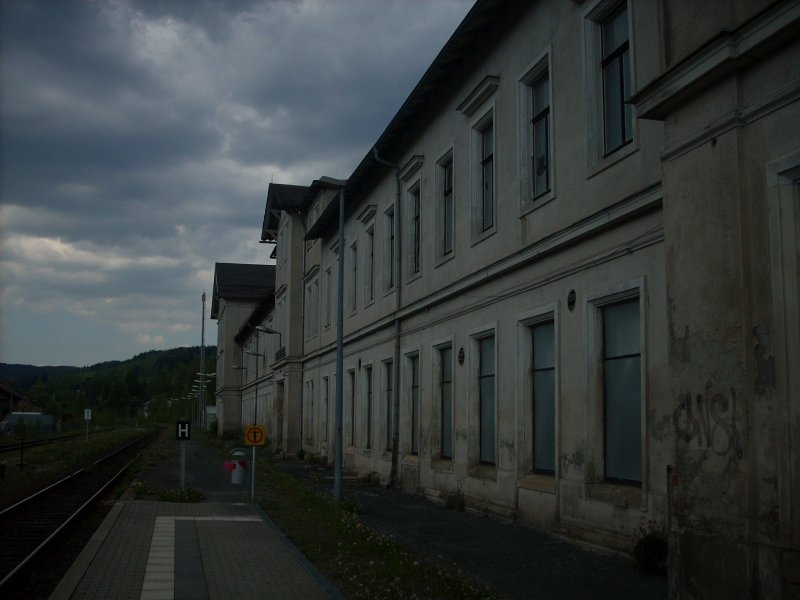 Das f�r heutige Verh�ltnisse viel zu gro� erscheinende EG Klingenthal. Die Dunkelheit um ca. 11:00 an diesem Tag passt zur Verwahrlosung des Geb�udes, das n�chstes Jahr abgerissen werden soll