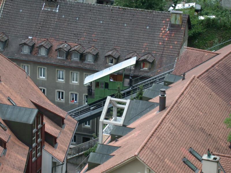 Das Funi in Fribourg stellt die Verbindung zwischen der Unterstadt Neuveville und St.Pierre in der Oberstadt her. Sie wurde 1998 renoviert und wird weiterhin als einzige Wasserbalastbahn der Schweiz betrieben. (04.07.2003)