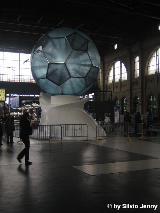 Das Fussball Fieber fr die FIFA-WM 2006 in Deutschland hat auch den HB Zrich angesteckt, so dass in der Halle ein riesiger Fussball aufgestellt wurde.