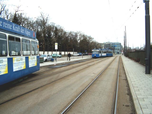 Das gabs schon lange nicht mher! P-Wagen-Treffen am Westfriedhof!
2005/3004 fhrt gerade aus dem Wendegleis als 2022/3005 reinfhrt.