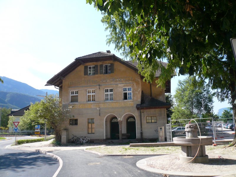 Das Gebude der stillgelegten Fleimstalbahn in Auer am 6.8.2008