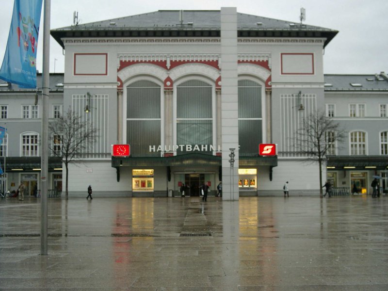 Das Gebude des Hbf Salzburg bei Regenwetter. Seltsamerweise hat man diesen sulenartigen Klotz dort hingestellt, wahrscheinlich, um meine Bildsymmetrie zu ruinieren; aber im Ernst, ich nehme an, dass er bei Nacht angestrahlt wird und so den Platz erhellt, im Internet habe ich dazu keine Fotos gefunden.
Der Hauptbahnhof Salzburg soll 2009 - 2013 fr ca. 100 Mio. Euro umgebaut werden. [12.02.07]