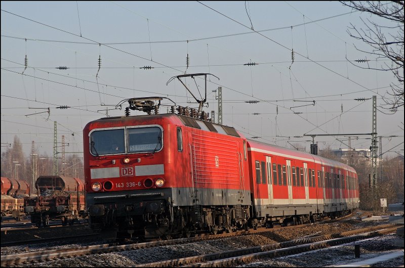 Das gibt es auch, saubere S-Bahnen...: 143 336 (9180 6 143 336-6 D-DB) verlsst mit einem Zug der Linie S1 Bochum-Ehrenfeld in Richtung Dsseldorf. (30.12.2008)
