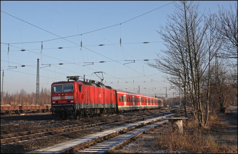 Das gibt es auch, saubere S-Bahnen...: 143 336 (9180 6 143 336-6 D-DB) verlsst mit einem Zug der Linie S1 Bochum-Ehrenfeld in Richtung Dsseldorf. (30.12.2008)
