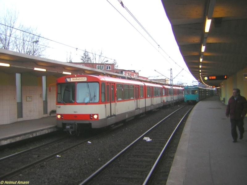 Das gibt es auf dem Frankfurter U-Bahn-Netz nur noch selten zu sehen: Ein Dreiwagenzug der Bauart U2 in durchgehend alter Lackierung, hier am 25.02.2006 mit den Triebwagen 361, 360 und 326 auf dem 6. Zug der Linie U1 zum Sdbahnhof bei der Einfahrt in die Station Rmerstadt. Der letzte Triebwagen wurde teilweise durch den ausfahrenden 1. Zug der U1 nach Ginnheim mit den Triebwagen 347, 342 und 341 verdeckt.