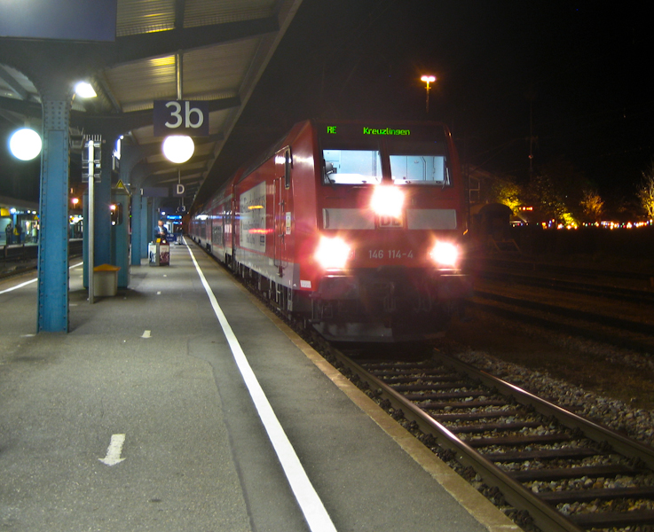 Das gibt's auch nicht tglich: RE 5195 wurde im Sandwich gefahren, vorne zog 146 114, hinten schob 146 237-3  Karlsruhe . Aufgenommen am 24. Oktober 2009 in Konstanz.